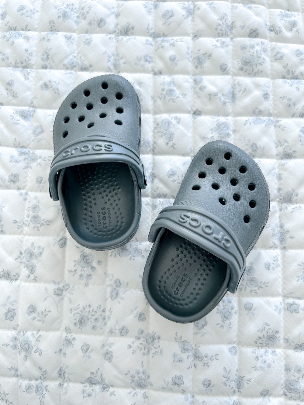 CROCS Kids Classic Clog in Gray • Sz 4C